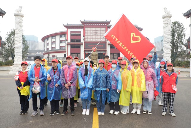喜迎建团百年 谈球吧官方网站志愿者行走雷锋路